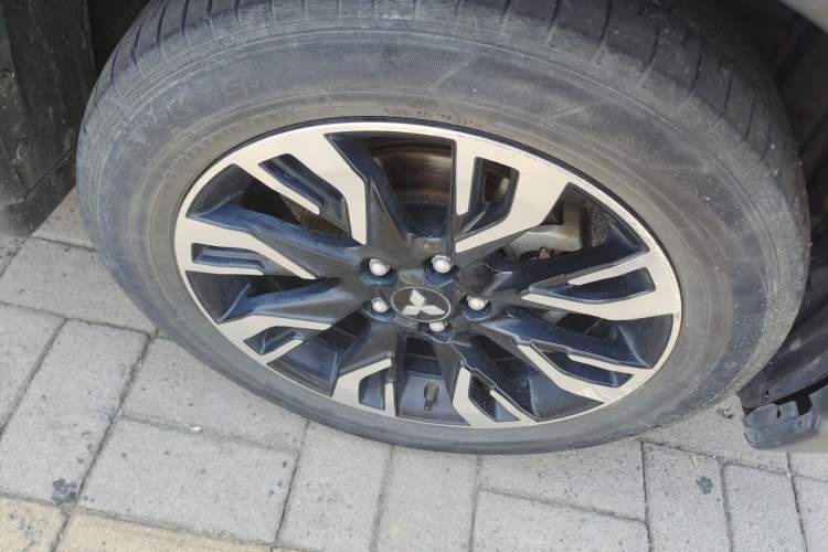 Used Mitsubishi Outlander 2021 2.4L 4x4 Comfort Edition 5 Seats Right Front Wheel Hub