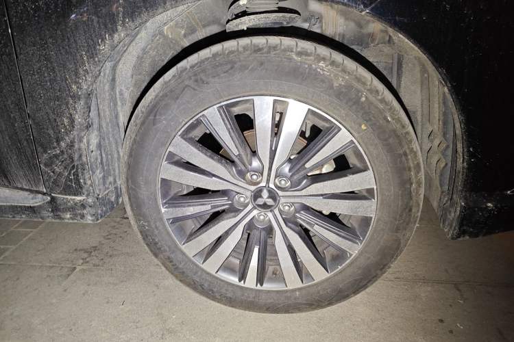 Used Mitsubishi Outlander 2021 2.0L Two-Wheel Drive Comfort Edition 5 Seats Right Front Wheel Hub