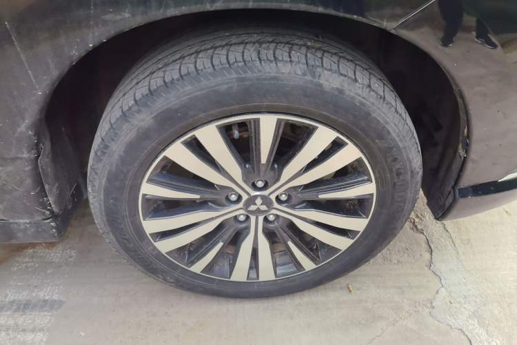 Used Mitsubishi Outlander 2021 2.4L 4x4 Zhi Xiang Edition 7 Seats Right Front Wheel Hub