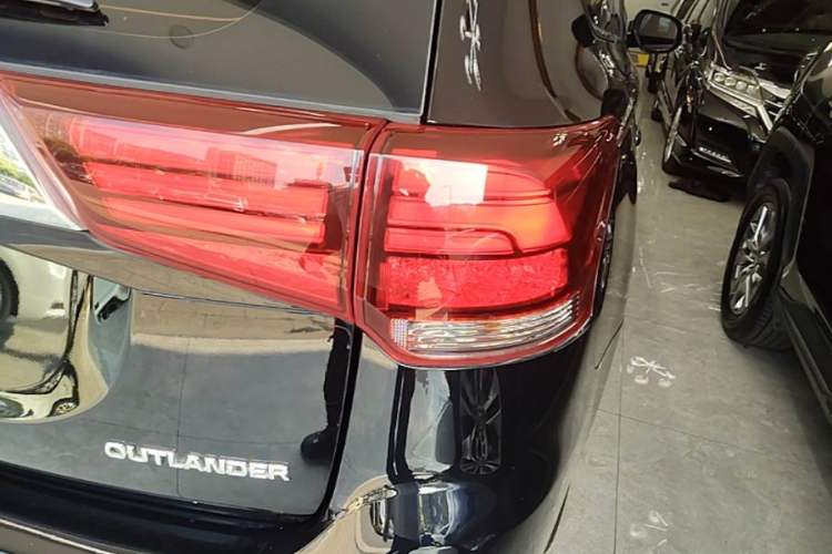 Used Mitsubishi Outlander 2021 2.0L Two-Wheel Drive Comfort Edition 5 Seats Right Rear Taillight