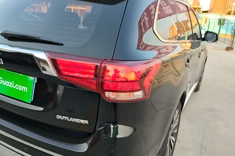 Used Mitsubishi Outlander 2021 2.0L Two-Wheel Drive Comfort Edition 5 Seats Right Rear Taillight