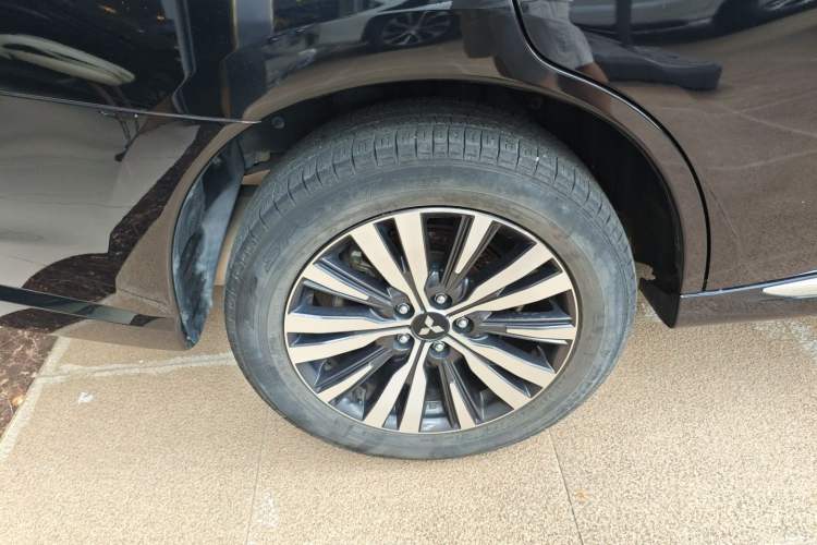 Used Mitsubishi Outlander 2021 Revised Version 2.0L Two-Wheel Drive Comfort Edition 7 Seats Right Rear Wheel Hub