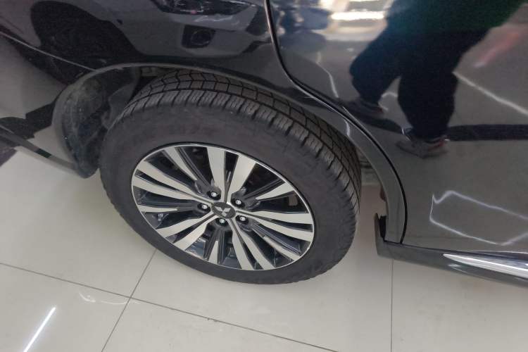 Used Mitsubishi Outlander 2021 2.4L 4x4 Zhi Xiang Edition 7 Seats Right Rear Wheel Hub