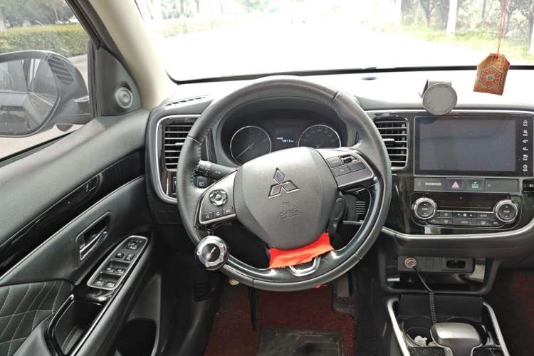 Used Mitsubishi Outlander 2021 2.0L Two-Wheel Drive Comfort Edition 7 Seats Steering Wheel