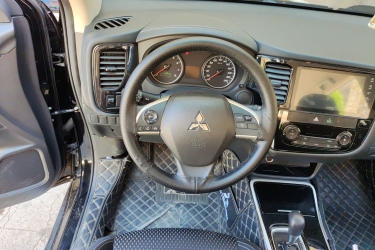 Used Mitsubishi Outlander 2021 Revised Version 2.0L Two-Wheel Drive Comfort Edition 5 Seats Steering Wheel