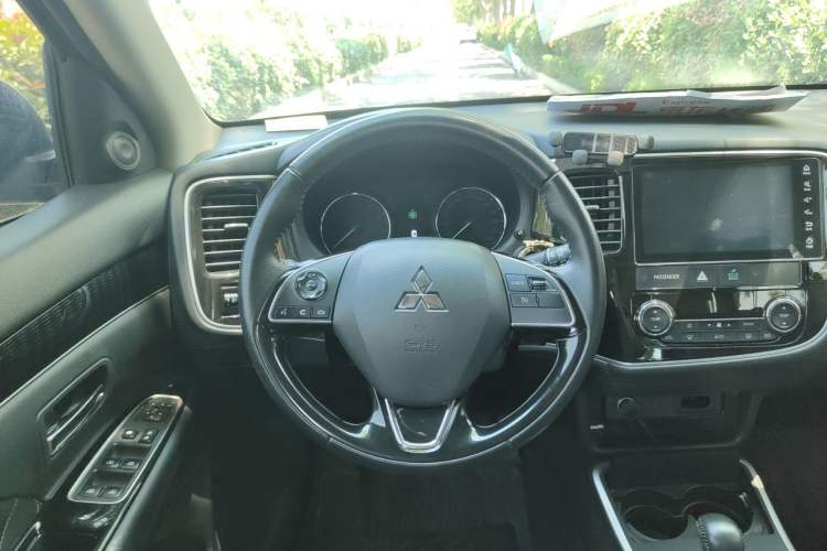 Used Mitsubishi Outlander 2021 2.0L Two-Wheel Drive Comfort Edition 7 Seats Steering Wheel