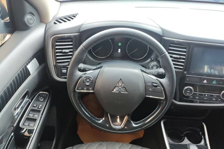 Used Mitsubishi Outlander 2021 Revised Version 2.0L Two-Wheel Drive Comfort Edition 7 Seats Steering Wheel
