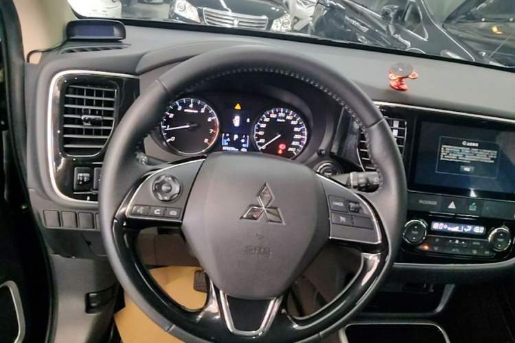 Used Mitsubishi Outlander 2021 2.0L Two-Wheel Drive Comfort Edition 5 Seats Steering Wheel