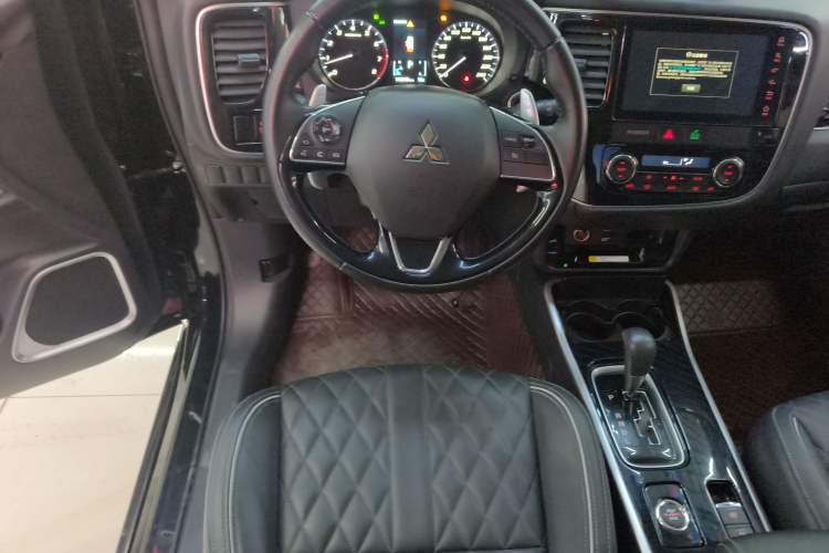 Used Mitsubishi Outlander 2021 2.4L 4x4 Zhi Xiang Edition 7 Seats Steering Wheel