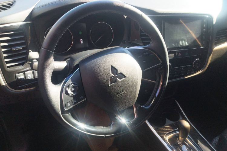 Used Mitsubishi Outlander 2021 Revised Version 2.0L Two-Wheel Drive Comfort Edition 7 Seats Steering Wheel
