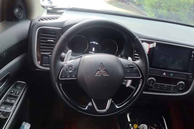 Used Mitsubishi Outlander 2021 2.4L 4x4 Zhi Xiang Edition 7 Seats Steering Wheel