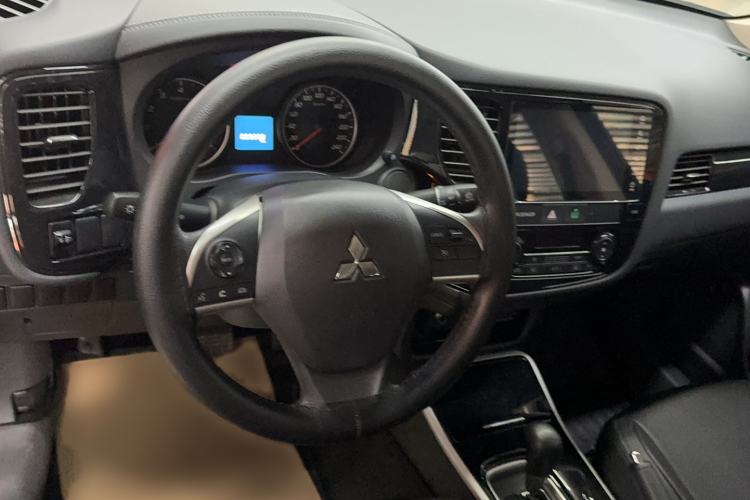 Used Mitsubishi Outlander 2021 2.0L Two-Wheel Drive Comfort Edition 5 Seats Steering Wheel