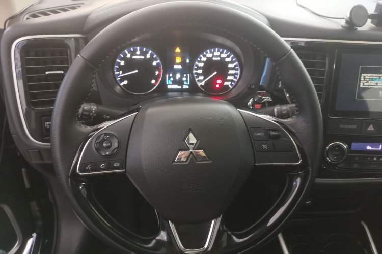 Used Mitsubishi Outlander 2021 2.0L Two-Wheel Drive Comfort Edition 7 Seats Steering Wheel