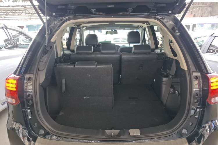 Used Mitsubishi Outlander 2021 2.4L 4x4 Zhi Xiang Edition 7 Seats Trunk