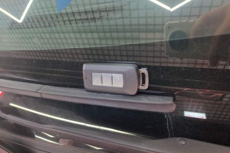 Used Mitsubishi Outlander 2021 2.4L 4x4 Zhi Xiang Edition 7 Seats Vehicle Key