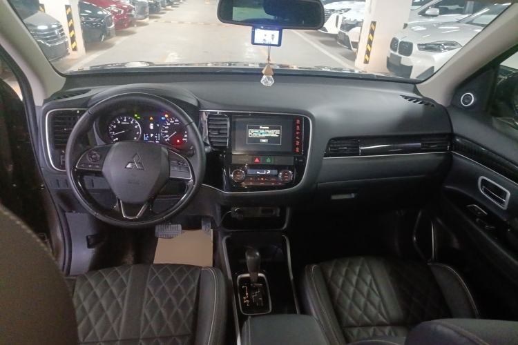 Used Mitsubishi Outlander 2021 2.0L Two-Wheel Drive Comfort Edition 5 Seats Center Console