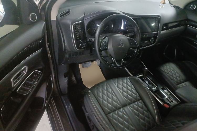 Used Mitsubishi Outlander 2021 2.0L Two-Wheel Drive Comfort Edition 5 Seats Driver Seat