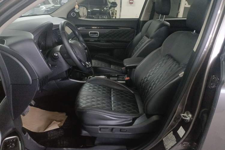 Used Mitsubishi Outlander 2021 2.0L Two-Wheel Drive Comfort Edition 5 Seats Left Front Seat