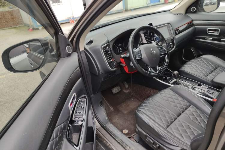 Used Mitsubishi Outlander 2021 2.4L 4x4 Zhi Xiang Edition 7 Seats Driver Seat