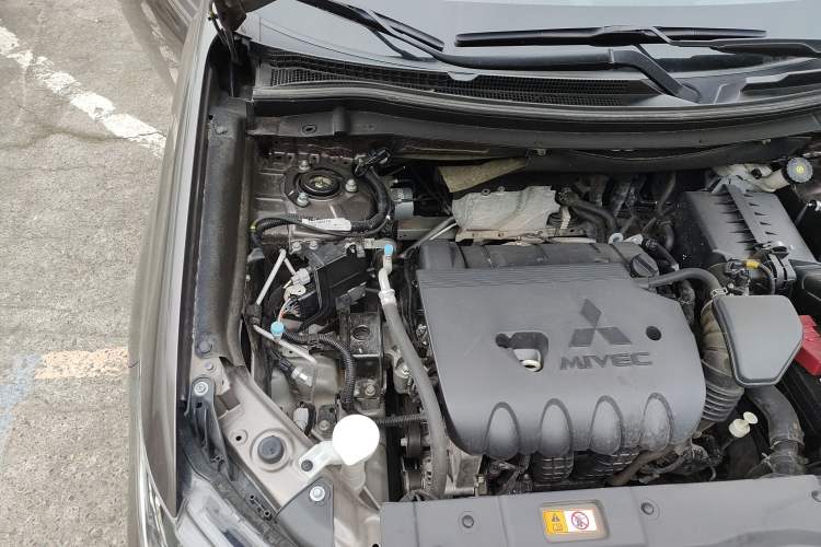 Used Mitsubishi Outlander 2021 2.4L 4x4 Zhi Xiang Edition 7 Seats Engine Bay Right