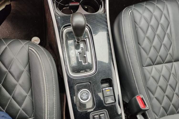 Used Mitsubishi Outlander 2021 2.4L 4x4 Zhi Xiang Edition 7 Seats Gear Lever