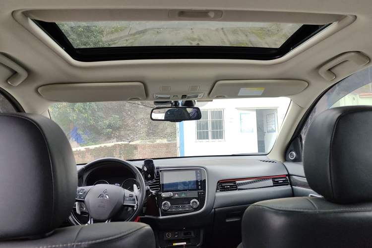 Used Mitsubishi Outlander 2021 2.4L 4x4 Zhi Xiang Edition 7 Seats Headliner