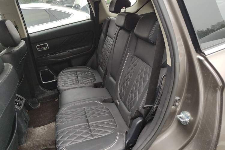 Used Mitsubishi Outlander 2021 2.4L 4x4 Zhi Xiang Edition 7 Seats Left Rear Seat
