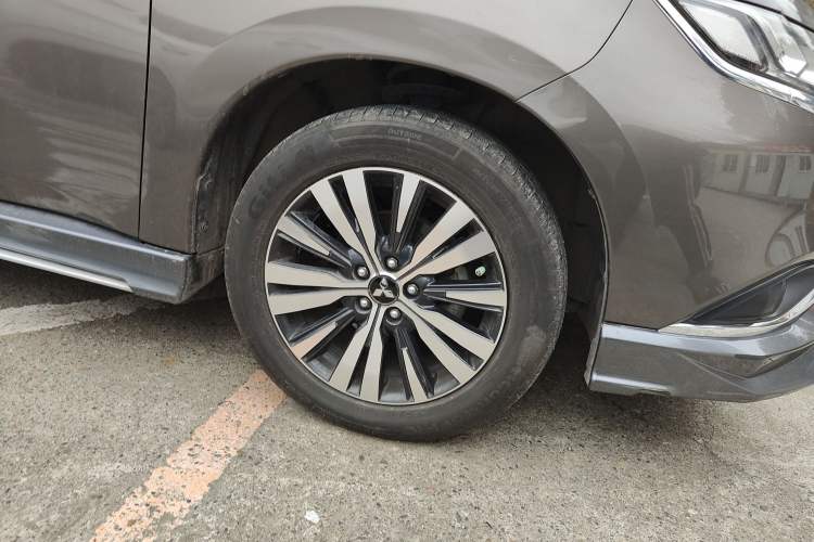Used Mitsubishi Outlander 2021 2.4L 4x4 Zhi Xiang Edition 7 Seats Right Front Wheel Hub