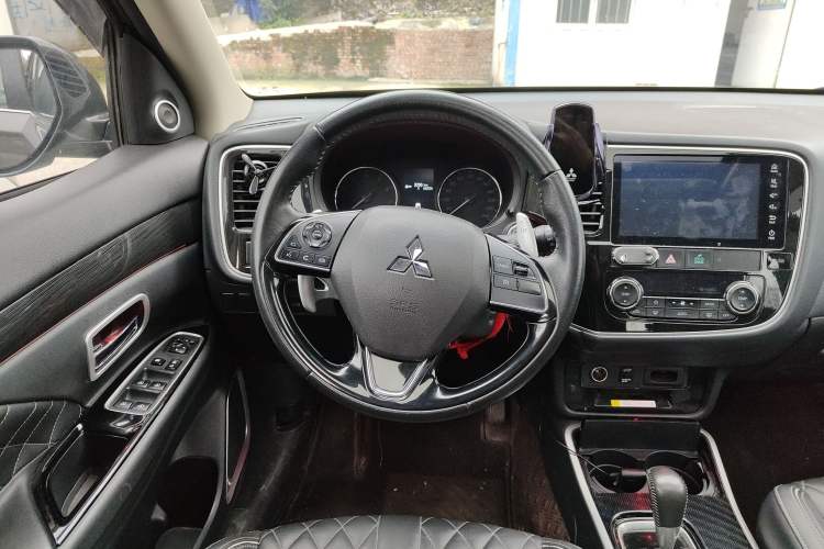 Used Mitsubishi Outlander 2021 2.4L 4x4 Zhi Xiang Edition 7 Seats Steering Wheel