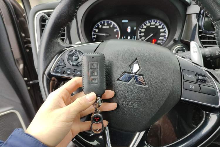 Used Mitsubishi Outlander 2021 2.4L 4x4 Zhi Xiang Edition 7 Seats Vehicle Key