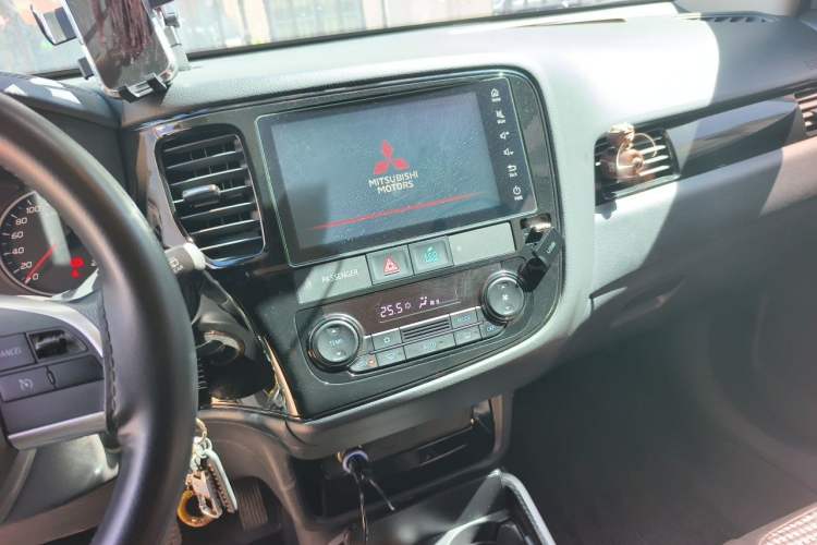 Used Mitsubishi Outlander 2021 2.0L Two-Wheel Drive Comfort Edition 5 Seats Audio And AC Panel