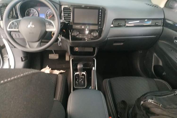 Used Mitsubishi Outlander 2021 Revised Version 2.0L Two-Wheel Drive Comfort Edition 5 Seats Audio And AC Panel