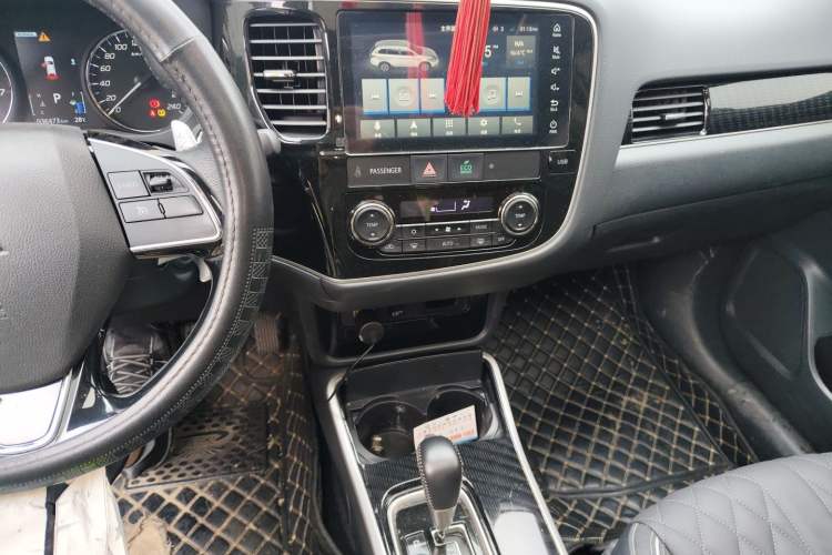 Used Mitsubishi Outlander 2021 2.4L 4x4 DynaDrive Edition 5 Seats Audio And AC Panel