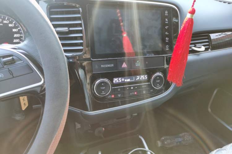 Used Mitsubishi Outlander 2021 Revised Version 2.0L Two-Wheel Drive Enjoyment Edition 5 Seats Audio And AC Panel
