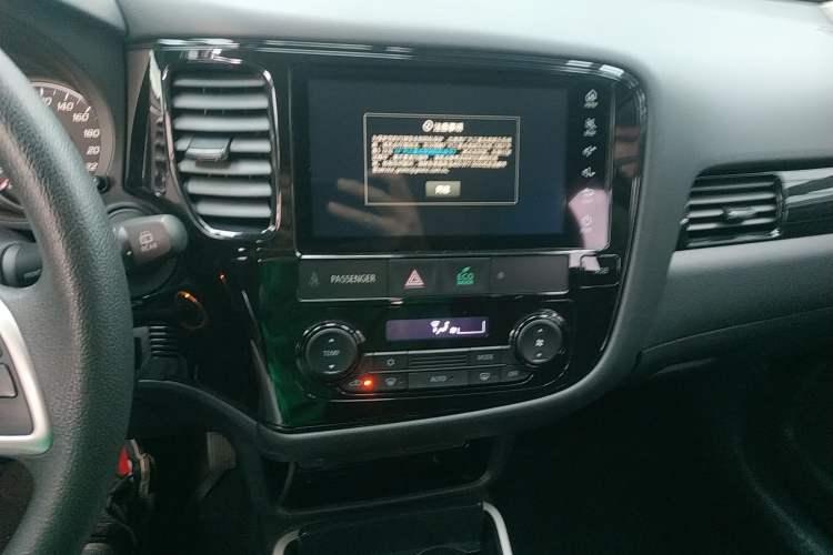 Used Mitsubishi Outlander 2021 Revised Version 2.0L Two-Wheel Drive Comfort Edition 5 Seats Audio And AC Panel