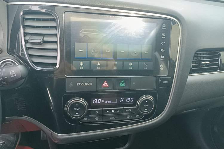 Used Mitsubishi Outlander 2021 2.0L Two-Wheel Drive Comfort Edition 5 Seats Audio And AC Panel