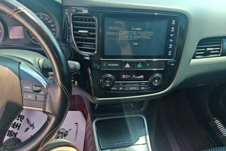 Used Mitsubishi Outlander 2021 Revised Version 2.0L Two-Wheel Drive Comfort Edition 5 Seats Audio And AC Panel