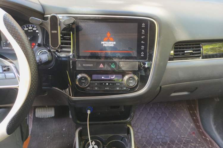 Used Mitsubishi Outlander 2021 Revised Version 2.0L Two-Wheel Drive Enjoyment Edition 5 Seats Audio And AC Panel
