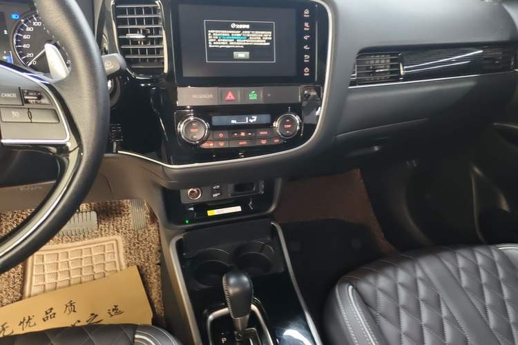 Used Mitsubishi Outlander 2021 2.4L 4x4 DynaDrive Edition 5 Seats Audio And AC Panel