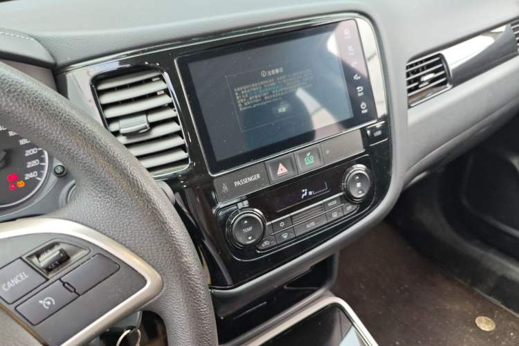 Used Mitsubishi Outlander 2021 Revised Version 2.0L Two-Wheel Drive Comfort Edition 5 Seats Audio And AC Panel