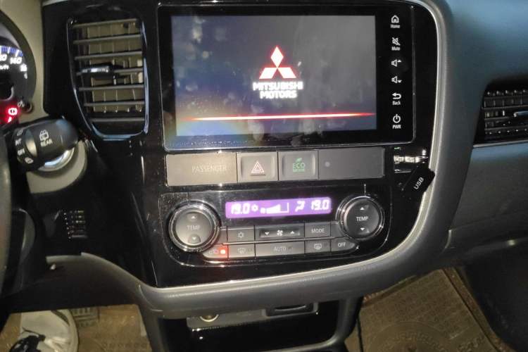 Used Mitsubishi Outlander 2021 Revised Version 2.0L Two-Wheel Drive Enjoyment Edition 5 Seats Audio And AC Panel