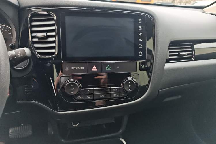 Used Mitsubishi Outlander 2021 Revised Version 2.0L Two-Wheel Drive Comfort Edition 5 Seats Audio And AC Panel