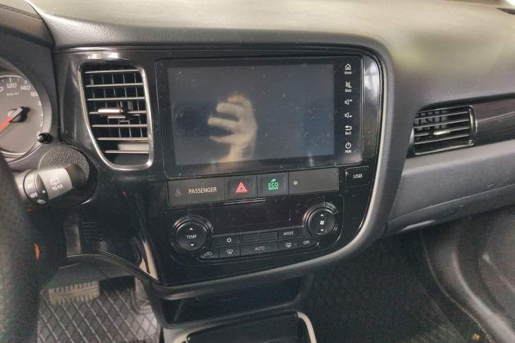Used Mitsubishi Outlander 2021 Revised Version 2.0L Two-Wheel Drive Comfort Edition 5 Seats Audio And AC Panel