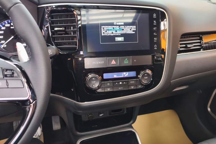 Used Mitsubishi Outlander 2021 2.4L 4x4 Zhi Xiang Edition 7 Seats Audio And AC Panel