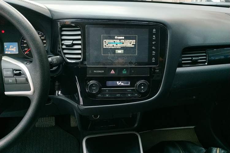 Used Mitsubishi Outlander 2021 Revised Version 2.0L Two-Wheel Drive Comfort Edition 5 Seats Audio And AC Panel