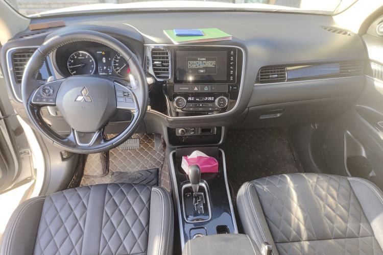 Used Mitsubishi Outlander 2021 2.4L 4x4 DynaDrive Edition 5 Seats Center Console
