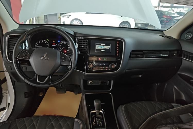 Used Mitsubishi Outlander 2021 2.0L Two-Wheel Drive Comfort Edition 5 Seats Center Console