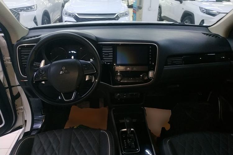 Used Mitsubishi Outlander 2021 2.4L 4x4 Zhi Xiang Edition 7 Seats Center Console