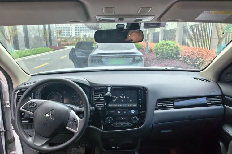 Used Mitsubishi Outlander 2021 2.0L Two-Wheel Drive Comfort Edition 5 Seats Center Console
