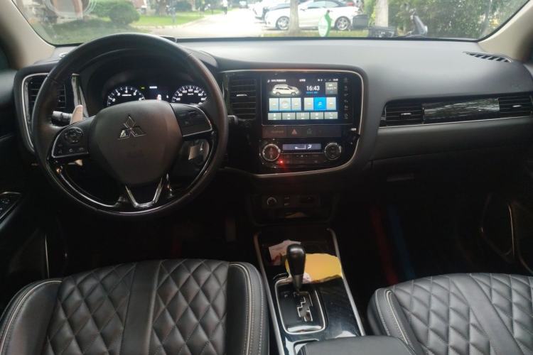 Used Mitsubishi Outlander 2021 2.4L 4x4 DynaDrive Edition 5 Seats Center Console